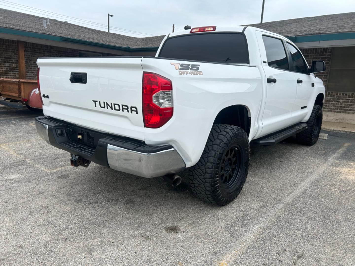 2018 White Toyota Tundra SR5 5.7L V8 CrewMax 4WD (5TFDY5F16JX) with an 5.7L V8 DOHC 32V engine, 6A transmission, located at 1687 Business 35 S, New Braunfels, TX, 78130, (830) 625-7159, 29.655487, -98.051491 - Photo#6